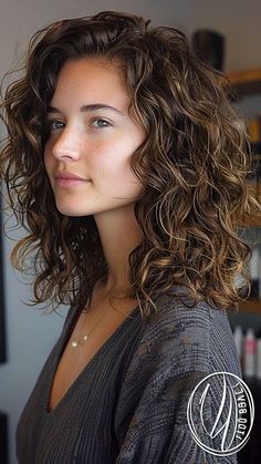 Layered Lob Curly Hair, Perm On Shoulder Length Hair, Round Wavy Haircut, Short Curly Haircuts Shoulder Length, Haircut Wavy Curly Hair, Curly Collarbone Length Hair, Layer Curly Haircut, Curly Mom Haircut, Haircut For 2c Hair