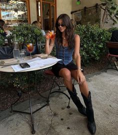 Cowboy boots, denim vest, black mini skirt, long hair, European Cafe Looks Jeans, Fest Outfits, Looks Country, Nashville Outfits, Miniskirt Outfits, Looks Street Style, Winter Trends, Vest Outfits, Country Outfits