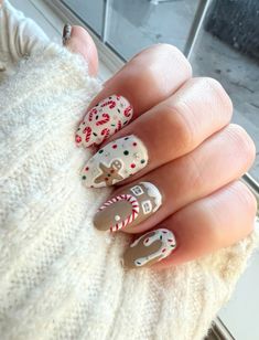 Cookies Nails Art Designs, Christmas Nails 2023 Gingerbread, Ski Holiday Nails, Acyrilics Nails Christmas, Cute Christmas Nails Gingerbread, Gingerbread Gel Nails, Ginger Bread Man Nail Art, Christmas Cookie Nail Art, Christmas Nail Gingerbread