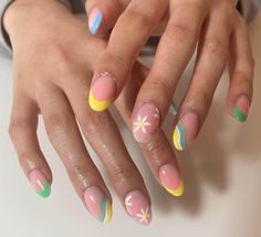 10 Simple Yellow Nail Designs You'll Want to Try ASAP! Nail Art Vert, Inspiring Nails, Y2k Acrylic, Yellow Nail Designs, Tropical Vacation Nails, Nail Summer, Monochrome Makeup, Sunny Disposition