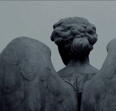 an angel statue with its back turned to the side