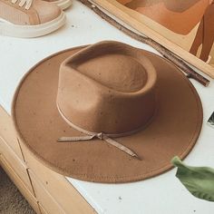 -Coco Brown -Pinched Crown Rancher Hat -Stiff Brim -Easily Steamable To Reshape If Needed -One Size Fiddler Hat, Corduroy Bucket Hat, Beige Hat, Rancher Hat, Running Hats, Embroidered Butterfly, Pretty Scarves, Slouch Hat, Red Wool