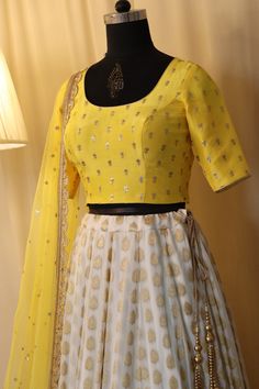 Haldi Simple Dress, Blouse Designs Latest Traditional, Lehenga Blouse Designs Latest Traditional, Lehenga Blouse Designs Latest, Frocks For Women Party, Beautiful Lengha, Full Sleeves Blouse Designs