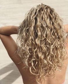 Brown With Blonde, Medium Length Curly Hair, Brown With Blonde Highlights, Hot Hair Colors, Blonde Curly Hair, Human Wigs, Colored Curly Hair, Hair Color Ideas