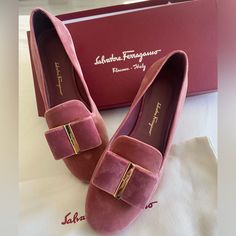 Salvatore Ferragamo-Sarno T Flat, Size 5.5. New. Color: Mauve. Elegant Pink Loafers With Round Toe, Designer Loafers With Branded Heel Counter, Pink Closed Toe Formal Loafers, Pink Formal Loafers With Closed Toe, Luxury Pink Loafers For Formal Occasions, Formal Pink Closed Toe Loafers, Chic Pink Loafers For Formal Occasions, Chic Pink Formal Loafers, Elegant Pink Almond Toe Loafers