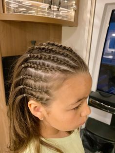 Tiny Braids In Front Of Hair, Cute French Braids For Short Hair, Tiny French Braids On Top Of Head, Mini French Braids On Top, Small Dutch Braids On Top Of Head, French Braids With Beads, Mini French Braids, Front French Braids, Shoet Hair