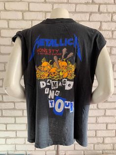 This is a really cool Metallica sleeveless tshirt from the 1987 damage inc tour Sleeves vas been cut off The shirt has the perfect blend of vintage but no holes or stains Please refer to measurements to have an idea of the fitPit to pit 22.05 inchesTotal length 27.56 inchesAs for all of my tee shirts, there's only one so take it or miss it :)Other sleeveless tshirt here : https://www.etsy.com/listing/481063890/1986-vintage-rare-iron-maiden-sleeveless?ref=shop_home_active_9 80s Rock Fashion, Metallica And Justice For All Shirt, Metallica Graphic Tee, Vintage Metal Band Shirt, Vintage Metallica Shirt, Metallica Tee, Metallica T Shirt, Zip Code Gifts, Sleeveless Tshirt