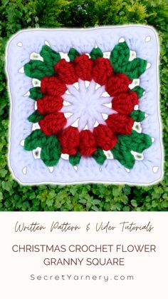 a crocheted christmas wreath is shown in the middle of some green grass with text overlay