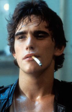 on set of the outsiders 1983, matt dillon (dallas winston) Matt Dallas, Hottest Guy Ever, Hot Actors, Round Face