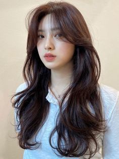 long loose wavy hair with side bangs Long Layers Korean Haircut, Korean Hair 2023, Layer Haircut Korean, Korean Haircut Curtain Bangs, Wolfcut Long Hair Curtain Bangs, Curtain Bangs Korean Hair, Haircut Girls Long, Korean Haircuts For Long Hair, Korean Woman Haircut