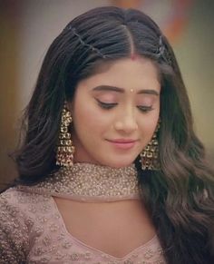 Sindoor Look Hairstyle, Shivangi Joshi Hairstyle, Nayra Hairstyles, Naira Outfits, Exclusive Saree Blouse Designs, Bridal Makeup Videos, Hairstyles For Gowns