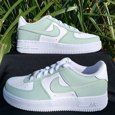 Green And White Nike Shoes, Nike Shoes Women Cute, Cute Womens Shoes Casual, Green Cute Shoes, Light Green Nike Shoes, Pastel Nike Shoes, Cute Nike Shoes Dunks, Cute Shoes Summer, Cute Shoes Sneakers Casual