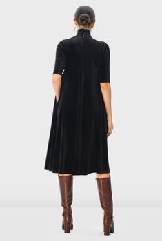 Tessuto : Tessuto: velluto allungato
 La lunghezza predefinita e le maniche mostrate nelle immagini, tuttavia possono essere personalizzate secondo le preferenze del cliente
 Il modello è 5'11 e indossa dimensioni piccole Velvet Shift Dress, Neck Stretches, Stretch Velvet, Linen Shop, Social Events, Winter 2024, British Indian, Mozambique, Bosnia And Herzegovina