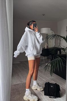 Plane Outfit Airport Style, Airport Outfit Comfy, Cute Airport Outfit, Travel Outfit Ideas, Plane Outfit, Comfy Airport Outfit, Airport Outfit Summer, Comfy Travel Outfit, Gymwear Outfits