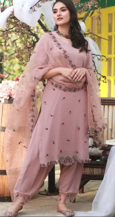 Pink Suit Embroidery Designs, Indian Kurti Designs, Embroidery Fashion Detail, Indian Designer Suits, Classy Suits, Fancy Tops, Pakistani Fashion Party Wear, Embroidery Suits Design