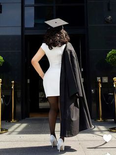 Graduation Outfit Ideas For Photoshoot, Accountant Graduation Pictures, Winter Graduation Outfit College, Uni Graduation Outfit, Family Graduation Photoshoot, Graduation Dress Modest, College Grad Outfit, Studio Shoot Poses