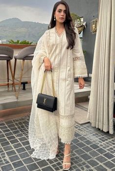 Off White Pakistani Dress, Ayesha Beig Outfits, Simple Pakistani Dresses Casual Design, Ayesha Beig, White Dress Design, White Kameez, Style Outfits Summer, Army Art, Desi Fits