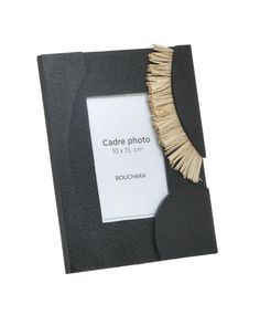 a photo frame with a brush in the middle and a label on it that says caddre photo