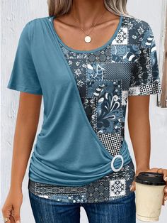 Azul Casual Collar manga corta Tela tejida Color combinado,Floral,Retales,Plantas  Embellished Estiramiento medio Rose Patchwork, Mix Match Outfits, Floral Patchwork, Casual Wear Women, Pleated Shorts, Women T Shirts, Sewing Clothes, Casual T Shirts, Fashion Online Shop