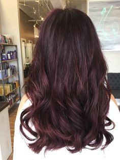 STL #blissbeautybar #katiemccurdy Mahogany Hair Color, Pelo Color Borgoña, Burgundy Brown Hair, Black Hair Ombre, Mahogany Hair, Brown Ombre Hair, Red Hair Inspo, Ombré Hair, Burgundy Hair