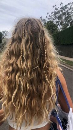 Curly Curtain Bangs Long, Rush Hairstyles, Summer Updo, Haircut Selfie, Photo Hijab, Girly Hair, Bohemian Hair, Work Hair, Softball Hairstyles