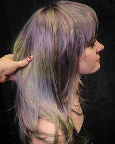 Pigeon Hair: The Iridescent Trend Cool Hair Dye Colors, Grey Tone Hair, Pigeon Hair Color, Pretty Hair Dye Ideas, Pigeon Hair Dye, Dusty Hair Color, Periwinkle Highlights, Holographic Hair Dark, Blonde Alt Hair