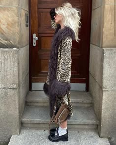 It’s giving Lizzie McGuire🤎 #charlottesimone | Instagram Trenchcoat Fashion, Faux Fur Coats Outfit, Fur Coat Outfit, Charlotte Simone, Lizzie Mcguire, B Fashion, Everyday Basics, Street Outfit, La Fashion