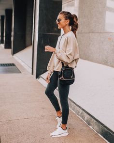 Althesuire Outfit, Running Shoes Outfits Women, Athleisure Fall Outfits, Athleisure Style Women, Athletic Outfit Women, Athletic Style Women, Women Athleisure Outfits, Athletic Outfits Fall, Sport Day Outfit