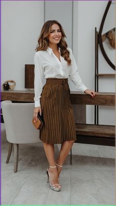 🔎👒 Download June's Journey for free here: https://woo.ga/hfko7cpwThanks to June's Journey for sponsoring this videoMac Paint Pot - Painterlyhttps://rstyle.... Formal Business Woman Outfit, Sleek Casual Outfits, Bottom Outfits, Modern Workwear, Classy Business Outfits, Headshots Women, Black Attire, Semi Casual, Short Women Fashion