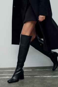 Low Heel Knee High Boots, Plain White Sneakers, Knee High Heels, Waistcoat Dress, Sneakers Looks, High Heel Boots Knee, Black Heel Boots, Trench Jacket, Strappy Sandals Heels