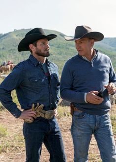 Ian Bohen & Kevin Costner in Yellowstone Yellowstone Outfit Ideas, Yellowstone Cast, Yellowstone Outfits, Outfit Vaquero, Yellowstone Ranch, Yellowstone T Shirts