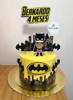 a batman themed birthday cake with the name benaroo 4 mees on it