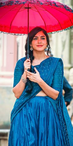 Sita From Sita Ramam, Mrinal Thakur Saree, Seetharamam Movie Blouse, Mrinal Thakur Sita Ramam, Actress Wallpaper Indian, Mrunal Thakur Saree In Sita Ramam, Seetha Ramam Saree Blouse, Sita Raman Outfit, Sita Ramam Blouse Style