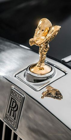 the hood ornament on an antique rolls royce car