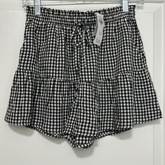 Nwt Hollister Ultra High Rise Xs Black White Plaid Checker Tartan Skort Ruffle Shorts New With Tags! Size: Xs, But Very Stretchy And Could Likely Fit A Size Small Features: - Scrunch Stretchy Waist Band - Ruffle Trim - Tie Waist - Side Pockets Please See My Other Listings For This Same Style Short In Other Colors Summer Black Bottoms With Ruffles, Black Ruffled Summer Bottoms, Summer Ruffled Black Bottoms, High Rise White Jeans, Mom Jeans Shorts, White Jean Shorts, Hollister Shorts, Linens And Lace, High Rise Denim Shorts