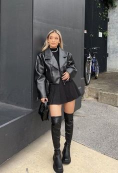 Womens Leather Jacket Outfit, Black Leather Jacket Outfit, Black Leather Outfit, Rok Mini, Jacket Outfit Women, Leather Jacket Outfits, Looks Chic, Leather Outfit, Looks Style