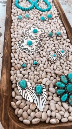 Turquoise Jewelry Display Ideas, Diy Boutique Sign, Turquoise Jewelry Display, Western Boutique Interior, Western Shop Ideas