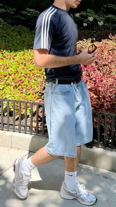 Summer Wear Men Street Styles, Men’s Street Wear Summer, Summer Inspo Men, Jhorts Men Outfit Y2k, Mens Outfits For Summer, Outfit For Summer Men, Men Jean Shorts Outfits, Summer Fits Men 2024, Men’s Fashion Shorts