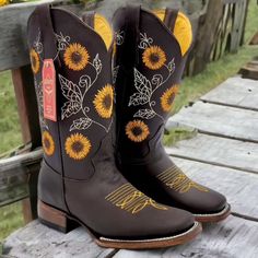 Bonitas Botas Con Girasoles Para Mujer en color cafe oscuro. con un perfil de punta cuadrada.

1.5" Tacon
12" Tubo de piel
Suela de cuero 
Forro de res
Made In Mexico 

Item: Q322G6294 Western Martin Boots With Round Toe, Fitted Western Martin Boots With Round Toe, Country Style Fitted Boots With Square Toe, Brown Wide Calf Boots With Square Toe, Wide Calf Brown Boots With Square Toe, Country Style Fitted Square Toe Boots, Country Style Brown Boots With Square Toe, Leather Boots With Square Toe For Country Events, Fall Square Toe Boots For Western-themed Events