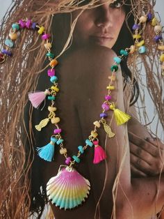 Catena del rosario con madreperla colorata, bella conchiglia centrale, dipinta e rifinita in oro zecchino, graziosi ciondoli di pesce placcati in oro, nappa di cotone Bohemian Jewelry Necklaces, Boho 2023, Seashell Jewellery, Resin Jewerly, Necklace Shell, Seashell Jewelry, Handmade Fashion Jewelry, Rosary Chain, Cameo Necklace