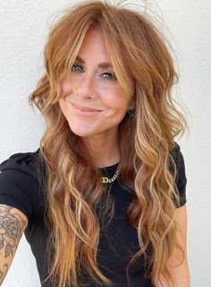 Long Light Copper Hair with Soft Curtain Bangs Curtain Bangs Ideas, Natural Strawberry Blonde Hair, Light Copper Hair, Dark Strawberry Blonde Hair, Reddish Blonde Hair, Strawberry Blonde Ombre, Soft Curtain Bangs, Dark Strawberry Blonde, Light Strawberry Blonde