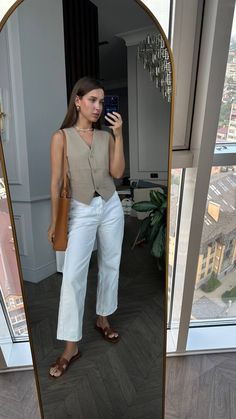 Khaki Vest Outfit, Psychologist Outfit, Vest Outfits For Women, Khaki Vest, Straight Leg Jeans Outfits, Daily Outfit Inspiration, All Jeans, Stylish Work Outfits, Causual Outfits