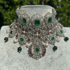 Luxury Statement Green Emerald Necklace, Luxury Fine Jewelry Emerald Necklace, Luxury Statement Emerald Necklace, Luxury Antique Gemstone Necklaces, Purple Pearl Necklace, Floral Sharara, Wedding Jewellery Designs, Silk Tunic Top