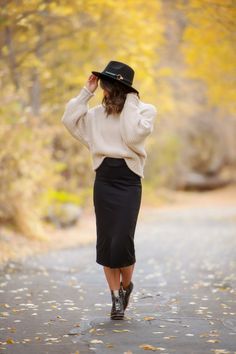 Business Casual Boho Outfits, Modest Fall And Winter Outfits, Black Skirt Cream Sweater, Tznius Fashion Winter, 30s Women Outfits, Shoes For Pencil Skirt, Cute Fall Modest Outfits, Womens Modest Fashion, Fitted Midi Skirt Outfit