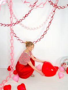 Valentine Heart Garland Food Valentines, Day Ideas, Crafts Valentines, Valentines Party Decor, Valentine Garland, Shopkins Party, Valentinstag Party, Cards Valentines, Diy Valentine's Day Decorations