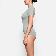 High Stretch Seamless Scoop Neck T-shirt, Basic Seamless Snug Fit T-shirt, Seamless Second-skin Athleisure Tops, Seamless Second-skin Top For Loungewear, Seamless Second-skin Tops For Loungewear, Seamless Short Sleeve T-shirt For Loungewear, High Stretch Smoothing Solid Color Tops, Stretch Smoothing Tops For Loungewear, Smoothing Fitted Tops For Loungewear