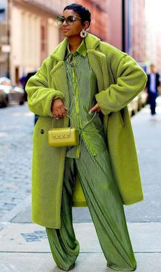 Green Monochromatic Outfit, Business Woman Suit, All Green Outfit, Classy Street Wear, Spring Color Season, Season Palette, Fur Coat Outfits, Deep Spring, Monochromatic Looks