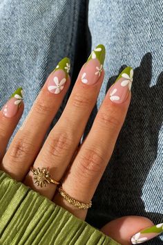 59 Flower Nail Designs You'll Absolutely Love! Green Nail Designs, Floral Nail Designs, Flower Nail Designs, Makijaż Smokey Eye, Summer Acrylic Nails, Nail Designs Spring, Pretty Acrylic Nails, Floral Nails