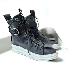 These high-top designer sneakers combine streetwear edge with modern fashion. Crafted from premium leather, they feature unique leather accents running along the front and back of the shoe, enhanced with an artistic brushstroke design on the sole for a bold, stylish look. The sneakers come with adjustable laces and a buckle for a secure fit. With an option for warm winter lining or genuine leather padding, they ensure comfort and style throughout the seasons. Their customizable color options mak Leather Streetwear, Black Mode, Designer Sneaker, Sneakers High Top, Elegant Gift Wrapping, Basket Noir, Streetwear Shoes, Leather Footwear, Shoes Trendy