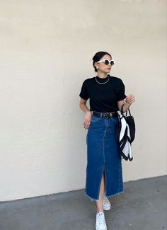 Long Skirt Outfits Denim, Midi Jean Skirt Outfits Summer, Jeans Skirt Outfit Summer, Skirt And Sneakers Outfit Casual, Long Skirt Casual Outfit, Jeans Midi Skirt Outfit, Black Jeans Skirt Outfit, Midi Jeans Skirt Outfit